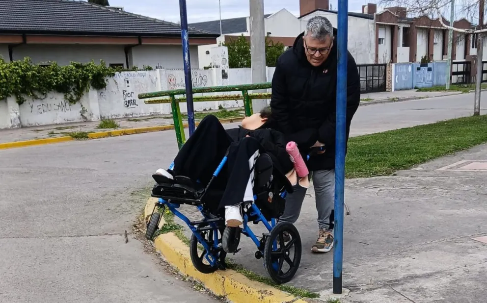 La salida pedagógica puso en evidencia la ausencia de accesos adaptados para personas con movilidad reducida. Fotos: Gentileza. 