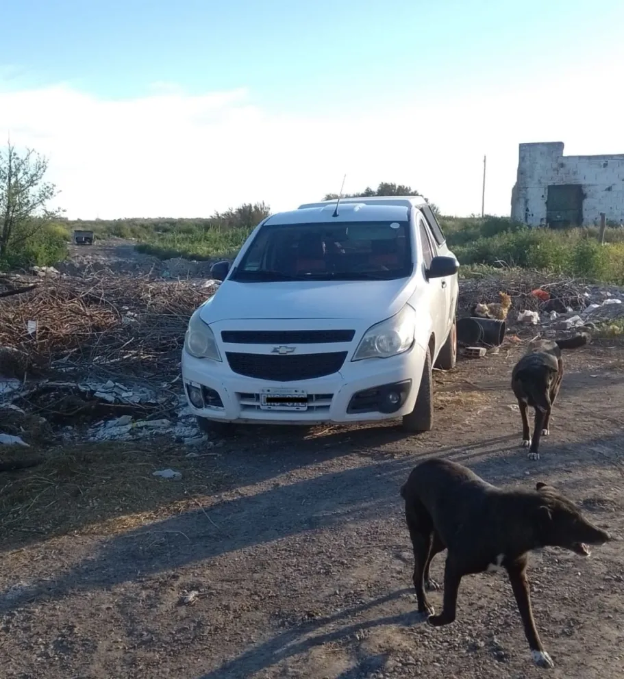 Uno de los tantos que tiran basura pese a un cartel alertando y el reclamo de los vecinos de enfrente. Foto: gentileza