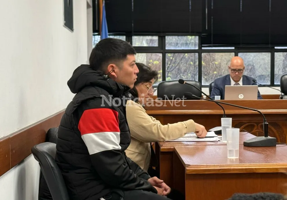 El acusado Elvis Balbotín por golpear a su pareja, en un contexto de violencia de género, en la escucha del acuerdo. Tendrá que cumplir pautas. Fotos NoticiasNet. 