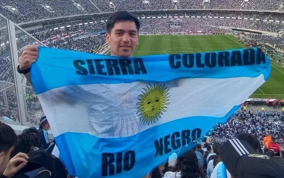 El orgullo de todo un pueblo por la presencia de un joven de Sierra Colorada en la despedida de Messi, en el Monumental de River. 