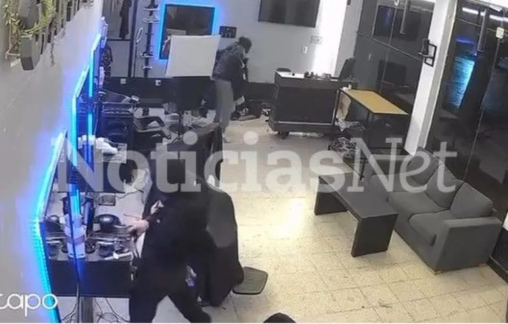 Los delincuentes ingresaron luego de romper uno de los pentanales de un piedrazo. Foto: captura de pantalla