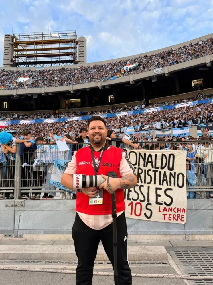 Marcos Aramburu en la cobertura. Foto: Gentileza de NoticiasNet.