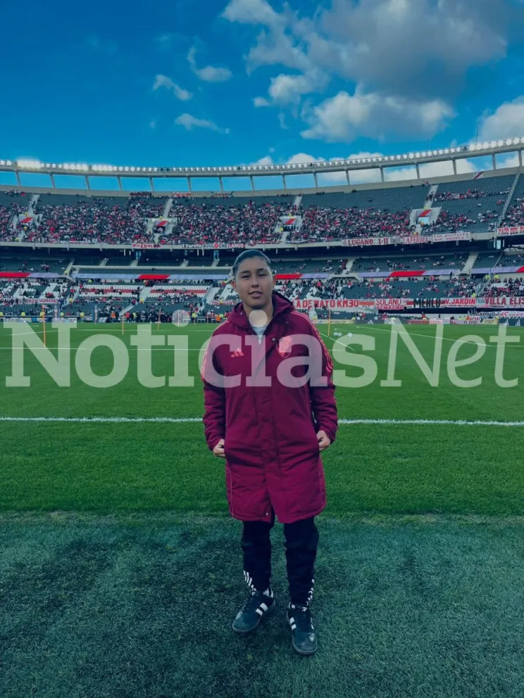 Fue alcanza pelotas junto a Lionel Messi y se afianza como una de las grandes promesas del fútbol femenino. Foto: Gentileza para NoticiasNet.