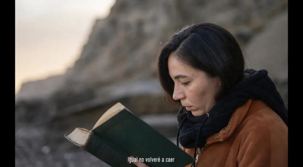 Sibel Boyer Prieto, actriz protagonista, leyendo un libro y con pensamientos en voz alta sobre jugarse o no por el amor una vez más. 