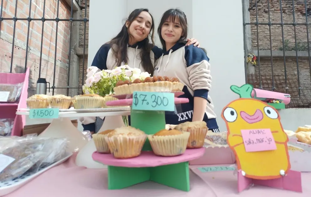 Martina junto con su amiga Josefina en el puesto instalado la semana pasada en la plaza Misiones Salesianas. Fotos gentileza. 