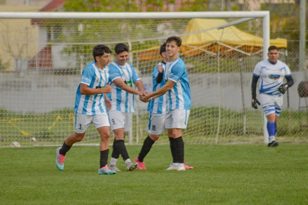 Sol brilló, aprovechó la fecha y trepó al liderazgo. Fotos Emanuel Mirenghi. 