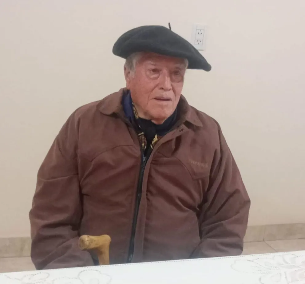 Miguel Olariaga vuelve a estas tierras para reencontrarse con sus afectos y recordar aquellos días de trabajo, ingenio y amistades. Foto: Municipalidad de Carmen de Patagones.