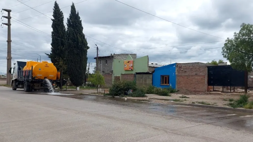 Al advertir que el tanque perdía agua a borbotones, el chofer trasladó el vehículo hasta un sector lateral de la ruta para facilitar el escurrimiento hacia las canaletas destinadas al riego de la barrera forestal. Foto: Gentileza.