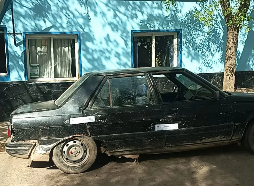 El Renault 9 secuestrado quedó en contramano en la Unidad 39º de la villa marítima de Viedma. Foto gentileza.