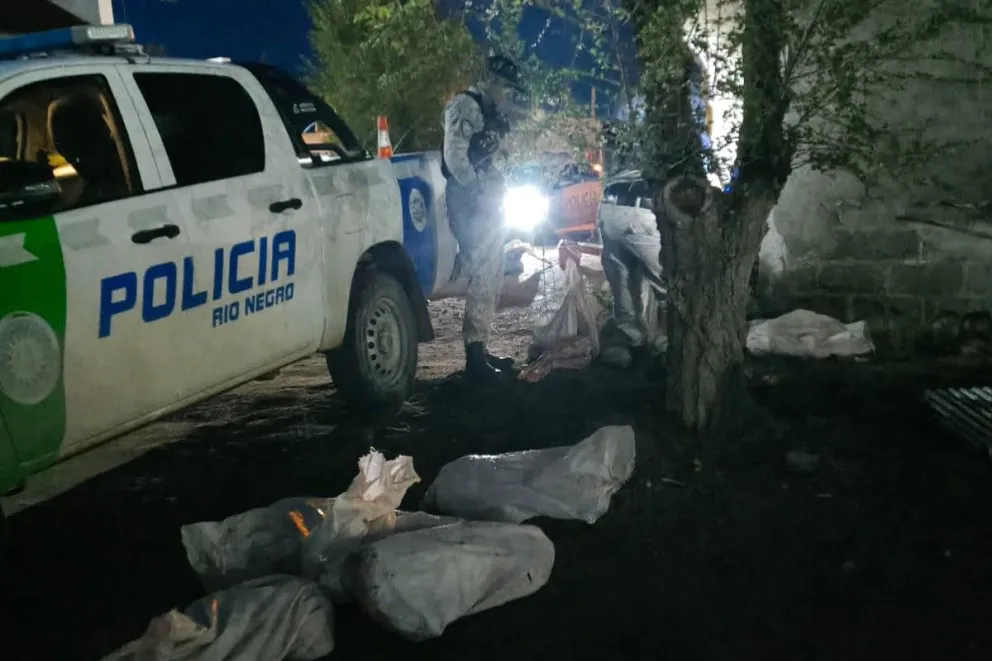 La policía secuestró una camioneta con carne faenada de guanaco e intervino la Fiscalía de turno. Uno de los involucrados es empleado de Vialidad Nacional. Fotos gentileza. 