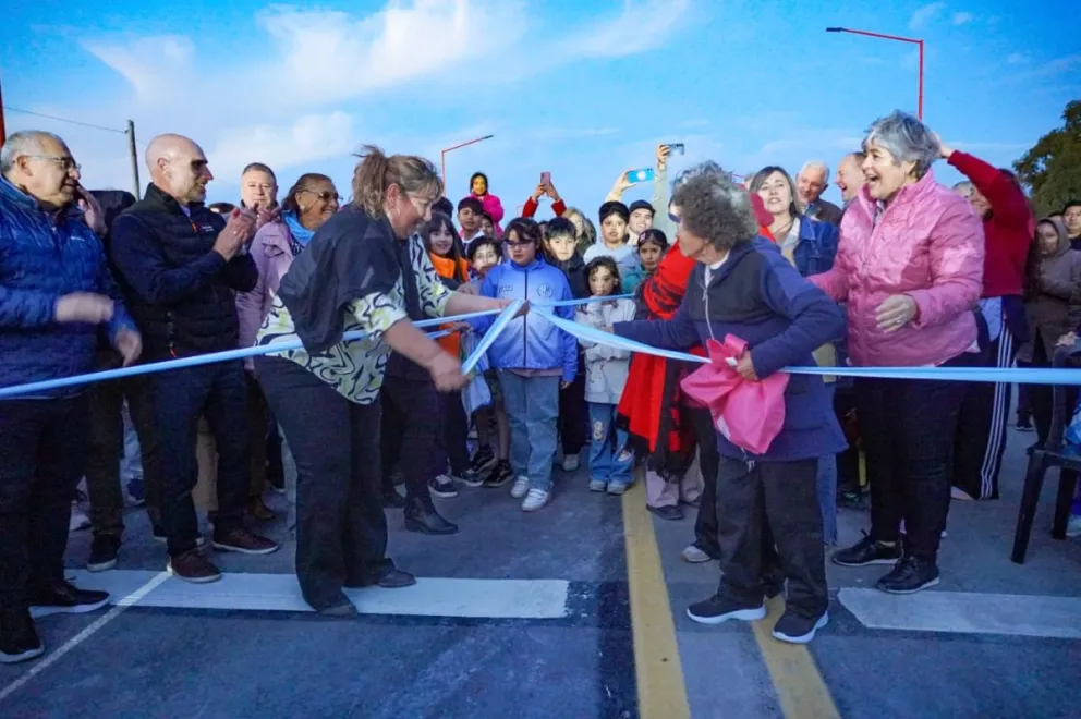 La comisionada Gladys Almuna, junto a vecinas, niños y niñas de la localidad, encabeza el emotivo momento de inauguración del nuevo acceso asfaltado. Fotos: Vanesa Schwemmler, para NoticiasNet.