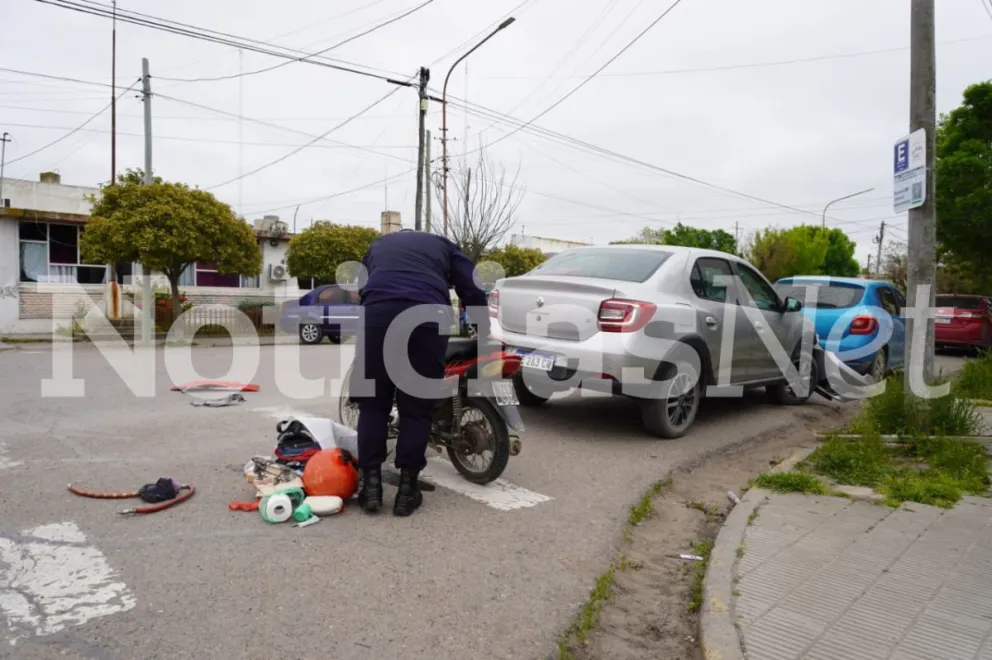 El accidente entre el auto y la moto ocurrido en la transitada Alem y Mitre. No está claro quien tenía derecho de paso. Foto NoticiasNet.