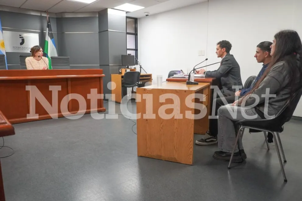 El joven acusado estuvo todo el tiempo acompañado por su mamá en la sala judicial. Fotos NoticiasNet. 