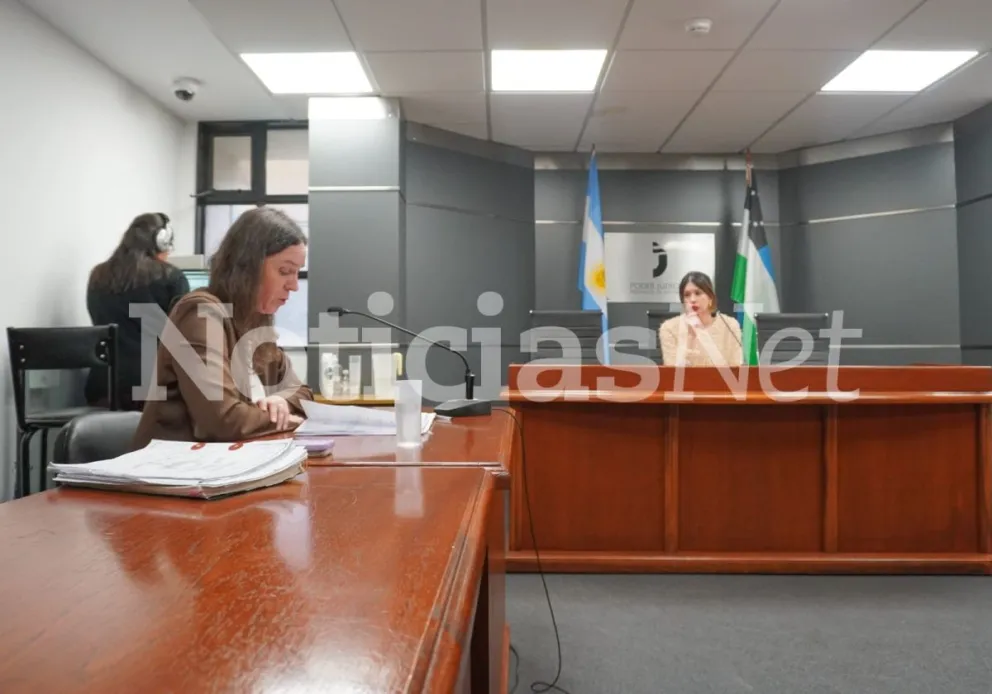 El joven acusado estuvo todo el tiempo acompañado por su mamá en la sala judicial. Fotos NoticiasNet. 