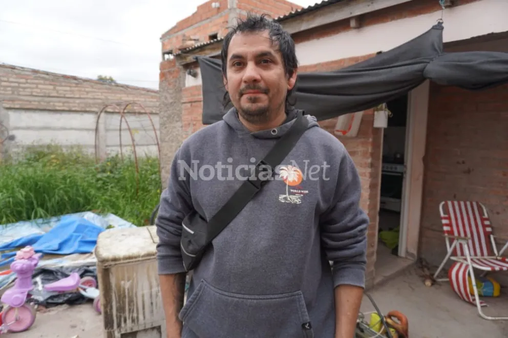 Rojas apeló a un matafuego pero de nada sirvió. Una sugerencia preventiva transmitida por el taxista a su familia surtió efectos para que nadie salga dañado. Fotos Vanesa Schwemmler para NoticiasNet. 