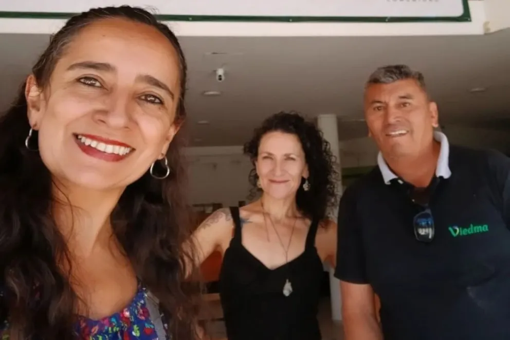 Los integrantes de la editorial municipal, participando de la edición 2025 de la Feria del Libro de Viedma. Fotos gentileza. 