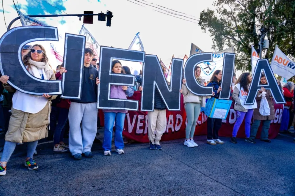 Las imágenes de una jornada atravesada por la defensa de la universidad pública, los reclamos salariales y otras demandas sociales. Fotos: Vanesa Schwemmler, para NoticiasNet.