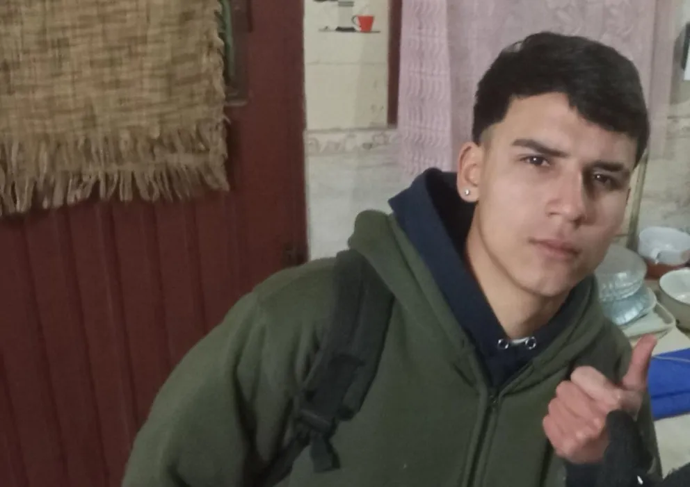 Néstor Genaro Carrasco Ticio, joven de 18 años, desaparecido en Viedma. Foto Facebook. 