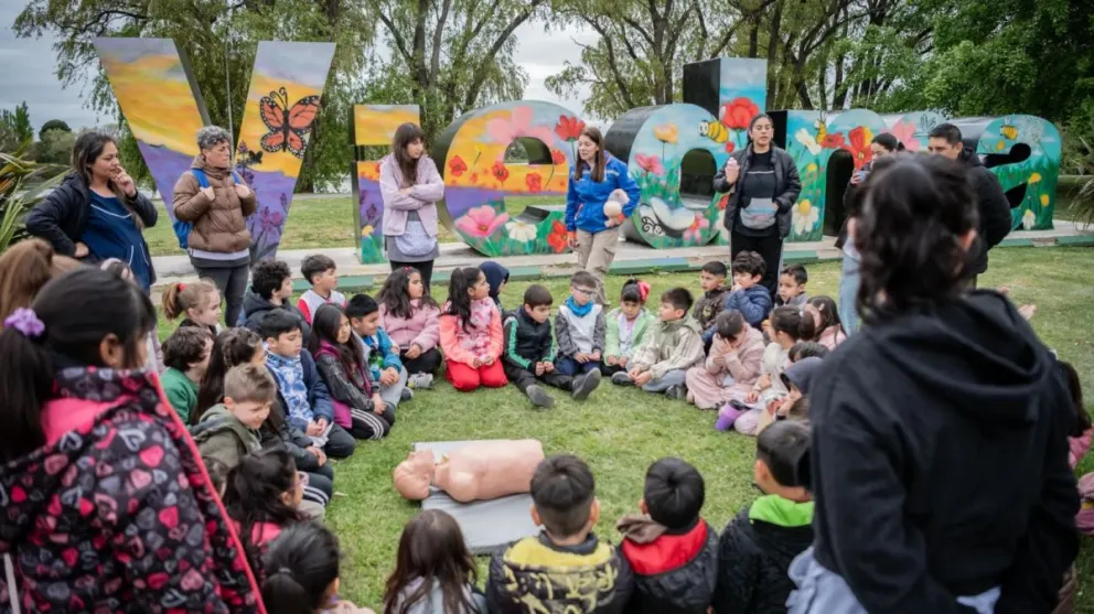 La propuesta del Siarme combinó formación teórica, práctica de reanimación y un acercamiento directo al funcionamiento del servicio público de emergencias médicas de Río Negro. Foto: Gentileza.