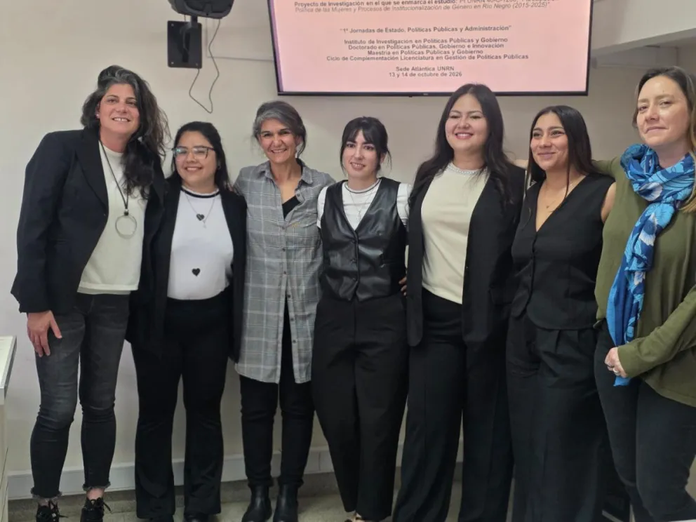 Mariana Belén Sinelli Paileman, Brenda Jimena Peralta, Florencia Aldana Larrea y María Florencia Barbaro investigaron sobre el presupuesto y aplicación de las Políticas de Genero. Foto: Gentileza para NoticiasNet.