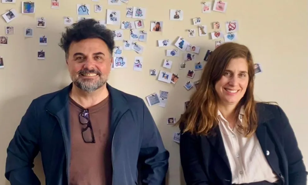 Ariel Barbieri y Lucía Cantamutto traen a la escena un recurso que se usa cotidianamente y abre el juego de interpretaciones. 