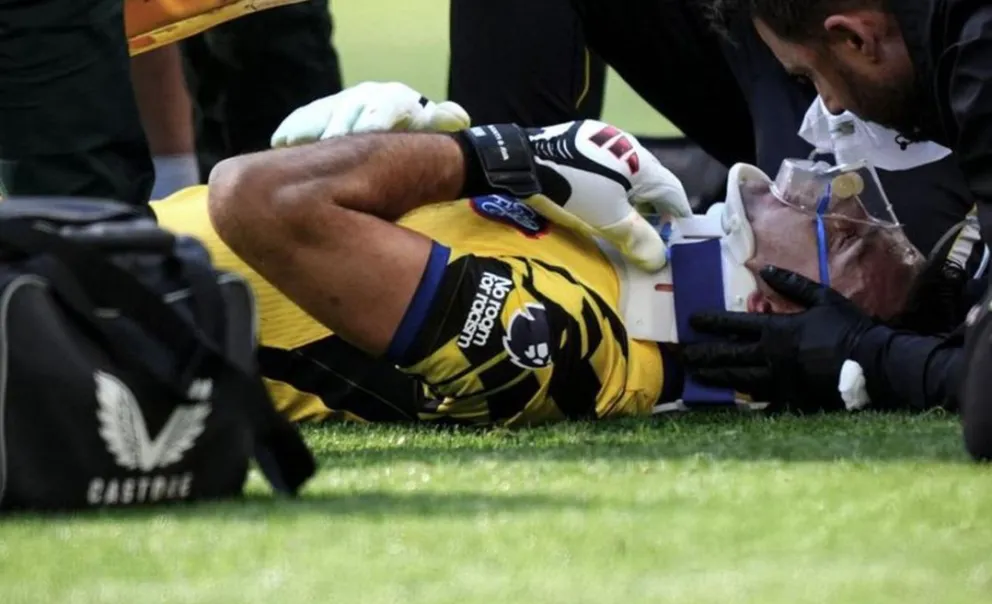 El Dibu Martínez salió lesionado y tuvo que ser hospitalizado. Foto: captura de pantalla