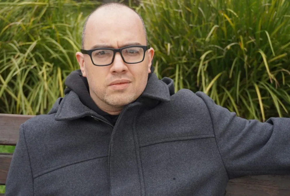 Federico Irazusta, el arquitecto viedmense impulsa el debate sobre la planificación urbana, el frente costero y la integración de los barrios. Foto: Vanesa Schwemmler para NoticiasNet.