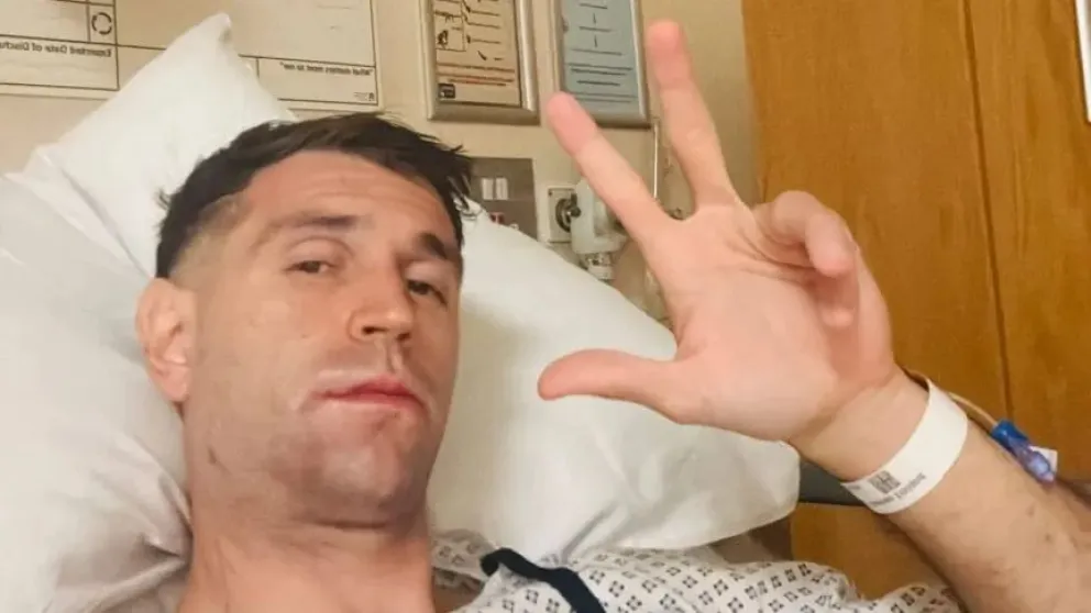 Dibu Martínez tuvo que ser operado por una fractura de maxilar.