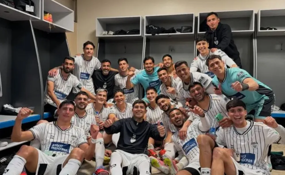 El plantel, en el festejo del vestuario. Imagen gentileza Club Cipolletti.