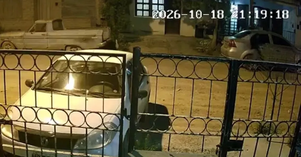 El delincuente actuó con total tranquilidad pasadas las 21 en la calle Mendoza. Foto gentileza Taxisas en Movimiento. 