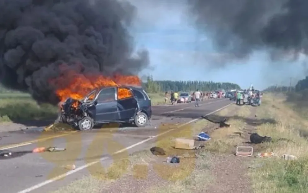 La Meriva ardiendo. El escenario dantesco ese día de enero de 2024 y del cual Pullek zafó de la cárcel. Foto NoticiasNet (archivo).