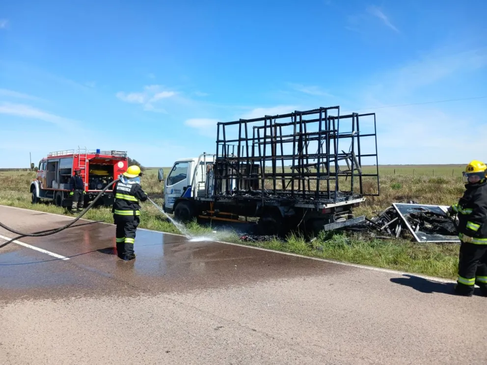 El rodado en cuestión se prendió fuego cerca de Stroeder y el tránsito estuvo afectado. Foto gentileza. 