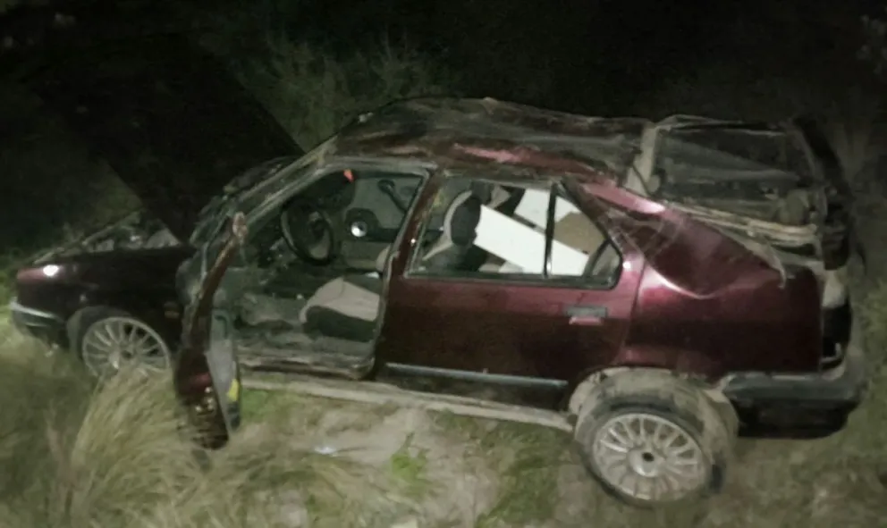 El automóvil terminó al costado de la cinta asfáltica. Foto gentileza Fm Exitos 96.9 Gral Conesa.