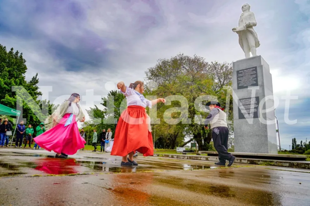 El Día de la Capitalidad de Viedma se celebró con un baile folclórico incluido, en la Plazoleta del Fundador. Fotos: Vanesa Schwemmler para NoticiasNet. 