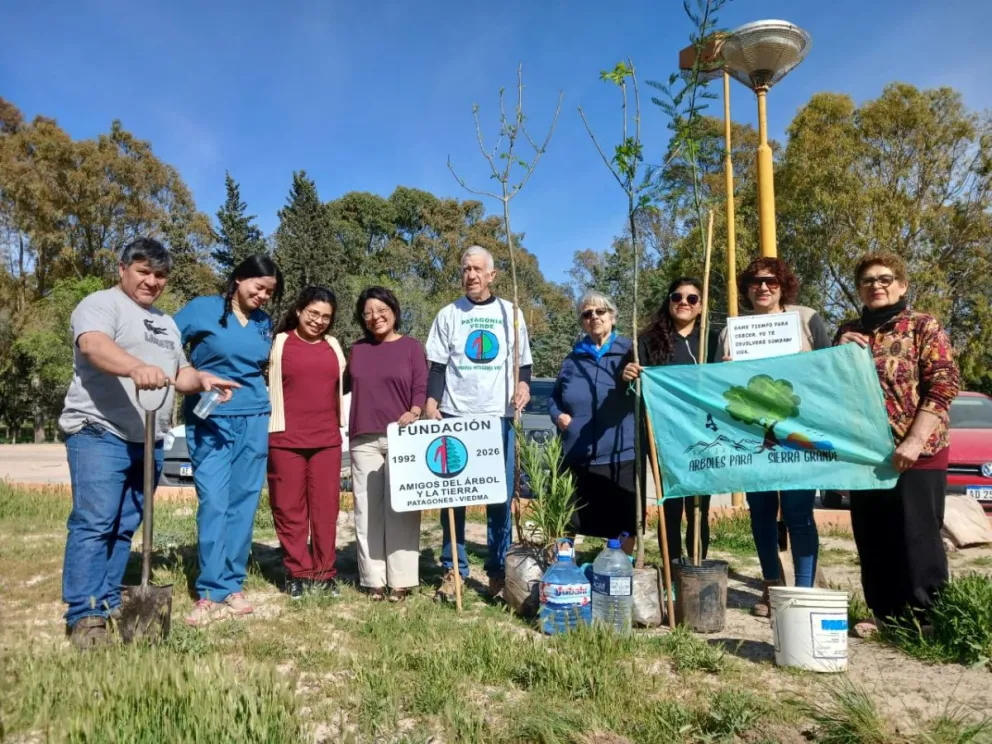 Vecinos y organizaciones ambientales restauraron espacios verdes en el hospital y la plaza San Martín. Fotos gentileza. 