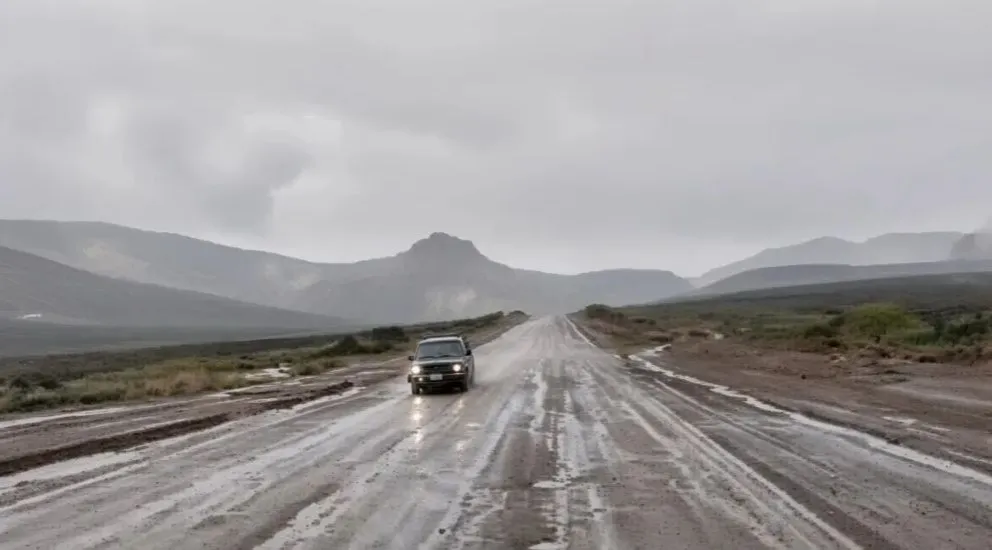 Las tormentas y las lluvias intensas registradas en cercanías de Pilcaniyeu generan complicaciones. Foto: Gentileza.