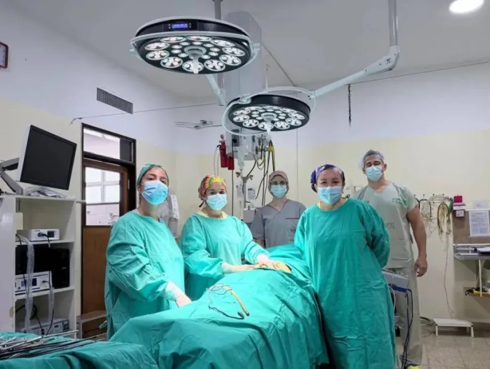 Un equipo interdisciplinario de seis profesionales realizó con éxito una cistectomía ovárica laparoscópica bilateral en el Hospital de Choele Choel, marcando un nuevo avance en las prestaciones quirúrgicas del nosocomio regional. Foto: gentileza.