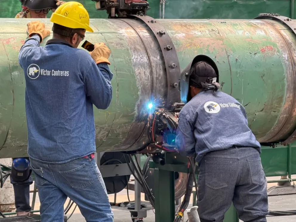 Un total de 12 trabajadores rionegrinos - entre ellos la primera mujer soldadora especializada del país - realizan una formación intensiva en Buenos Aires a cargo de técnicos de la India. Foto: Gentileza.