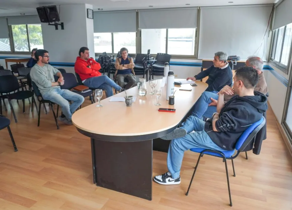 En medio de la caída del consumo, comerciantes locales se unieron contra el avance de feriantes foráneos y exigen regular la actividad antes del próximo mes. Foto: vanesa schwemmler para NoticiasNet.