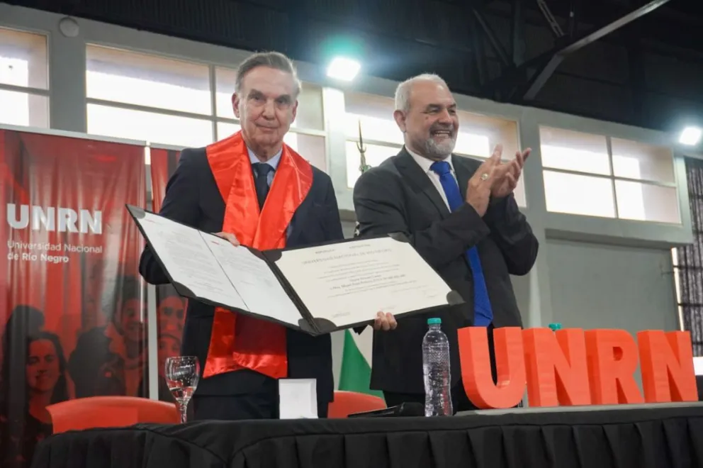 El reconocimiento fue por su papel en la creación de la universidad. Fotos: Vanesa Schwemmler para NoticiasNet.