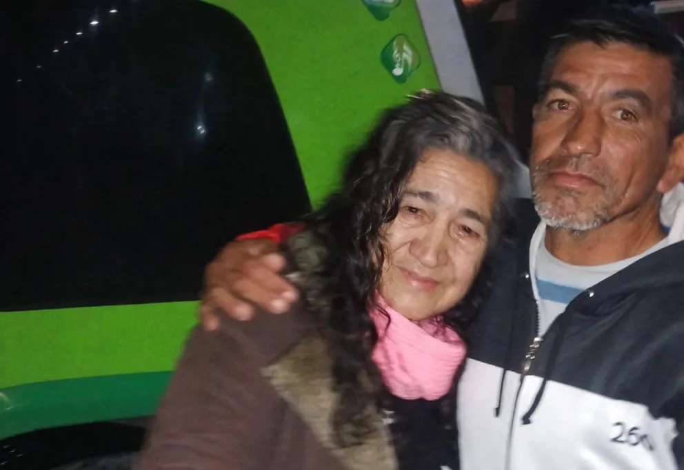 Emocionante reencuentro entre Jaime Andrés Cabrera y su esposa, un matrimonio neuquino que estuvo en vilo por la desaparición del hombre en Viedma. Foto Taxistas en Movimiento. 