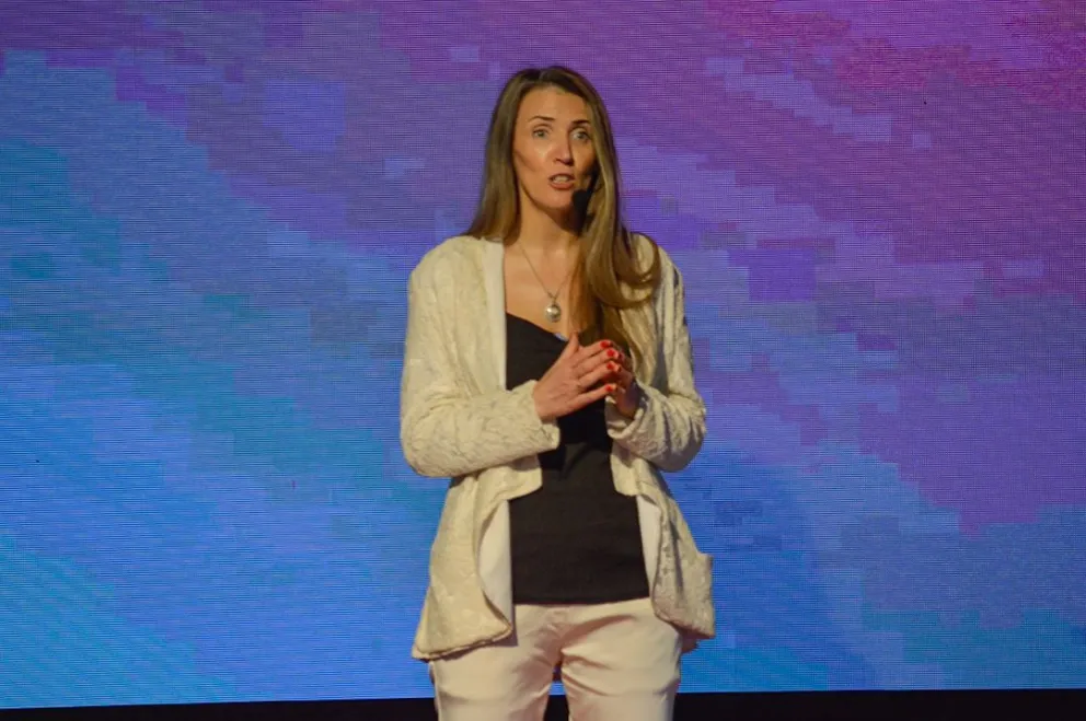 Natalia Bosch Estrada fue una de las oradoras más cautivantes en la sala de Altos Álamos, en el marco del TEDxVIEDMA. Fotos Emanuel Mirenghi para NoticiasNet. 