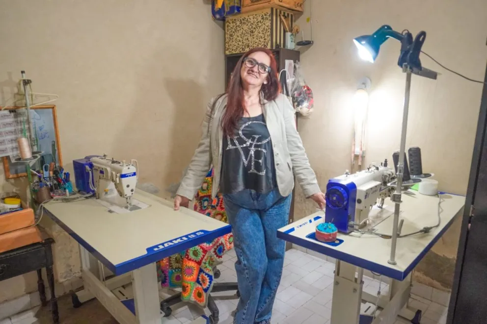 María Marta Cacho es trabajadora municipal que emprende y da vida a "By Maru".  Fotos Vanesa Schwemmler para NoticiasNet.