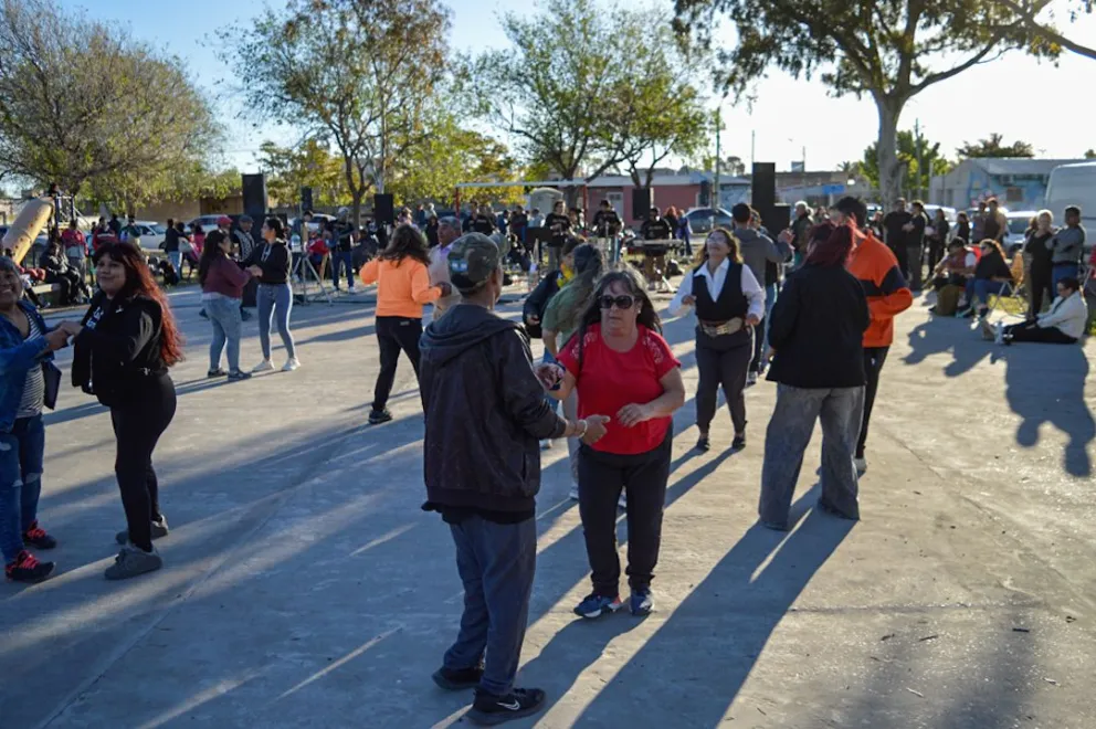 Con la plaza colmada, celebraron con música y actividades para toda la familia. Fotos: Emanuel Mirenghi para NoticiasNet.