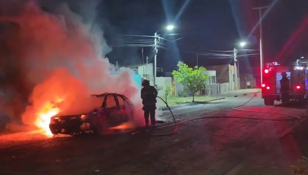 El automóvil quedó destruido tras incendiarse esta madrugada de lunes. Fotos gentileza. 