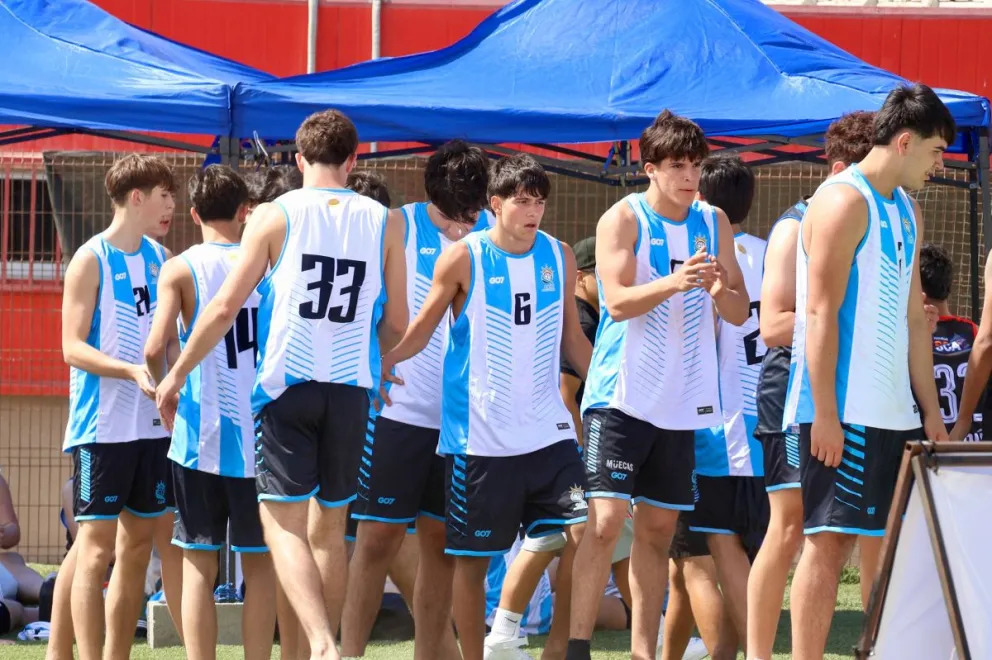 Título para Argentina con fuerte presencia viedmense. Fotos CAH.