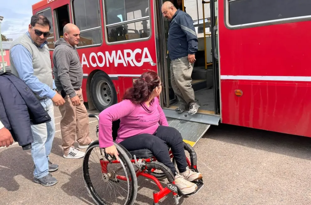 María Luján Correa detalló las claves del taller brindado a los choferes para actualizar conceptos, eliminar mitos y garantizar autonomía a los pasajeros. Fotos: Gentileza.
