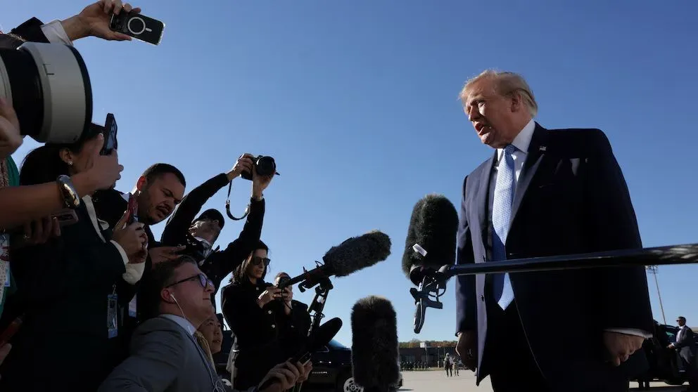 Donald Trump en diálogo con la prensa. 
