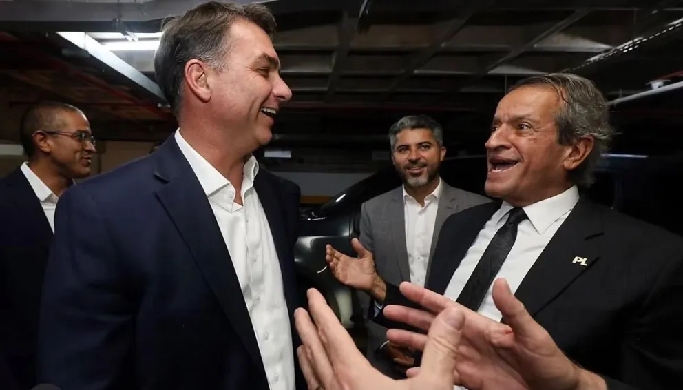 Flávio Bolsonaro junto a Valdemar Costa Neto.