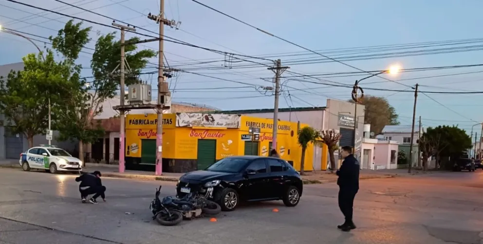 Un choque entre un Peugeot 208 y una moto de alta cilindrada derivó en un operativo de urgencia. Fotos gentileza. 